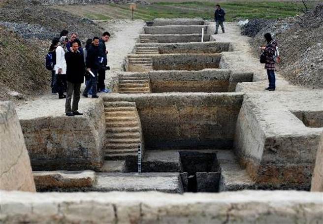 良渚古城遺址（公元前3300至2300年）是中國長江下游環太湖地區的一個區域性早期國家的權力與信仰中心所在。文物於1936年在浙江省杭州市被發現，並於1959年被命名為良渚文化。 圖: 翻攝自新華網