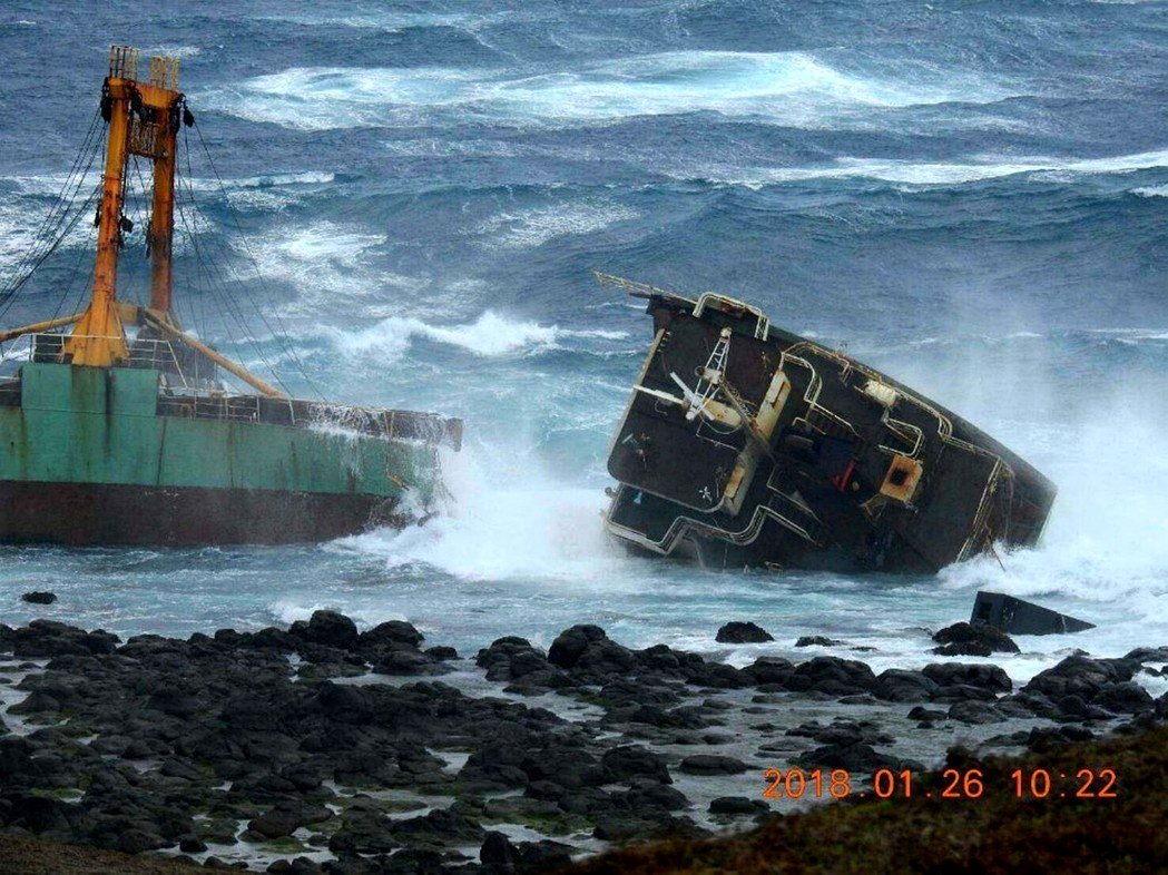 澎湖海域風浪驚人，擱淺在東吉海域500多噸的國籍散裝貨船嘉明輪，不堪強風巨浪拍擊，今晨幾宣告解體，所幸海域未發生漏油事件。 圖 : 澎湖環保局/提供