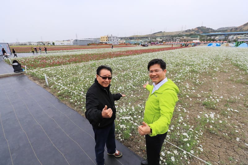 議長林士昌與台中市長林佳龍共同歡迎大家到訪龍井欣賞花田美景。 圖：台中市政府/提供