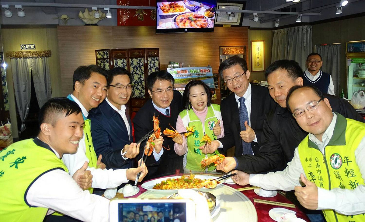 黃偉哲帶領競選團隊支持無毒草蝦的養殖業者顏榮宏和愛心總舖師蔡瑞成。 圖：黃博郎/攝