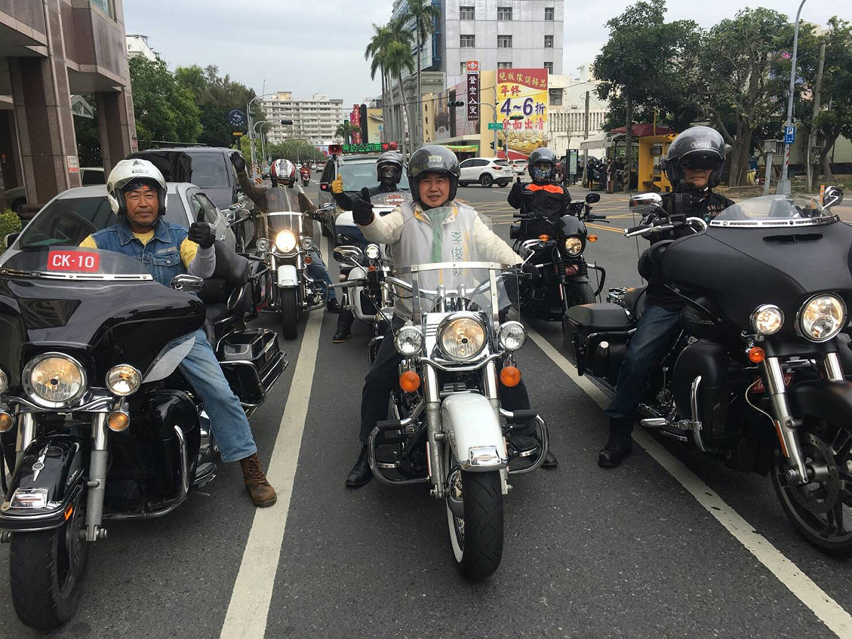 李俊毅在新營台糖鐵道文化園區舉辦愛心園遊會，人潮滿滿。 圖：黃博郎/攝
