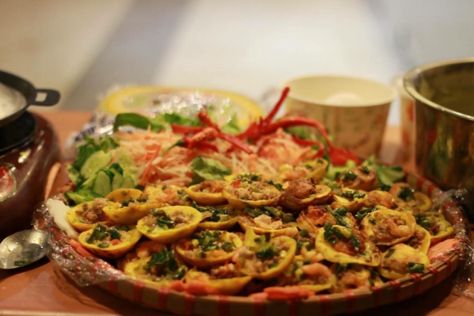 「越式小煎餅」，煎餅被滿滿的絞肉與蝦仁覆蓋著，搭配配上獨特的魚露醬料，讓人口水直流。 圖: 翻攝自2018臺博館永續年菜食譜