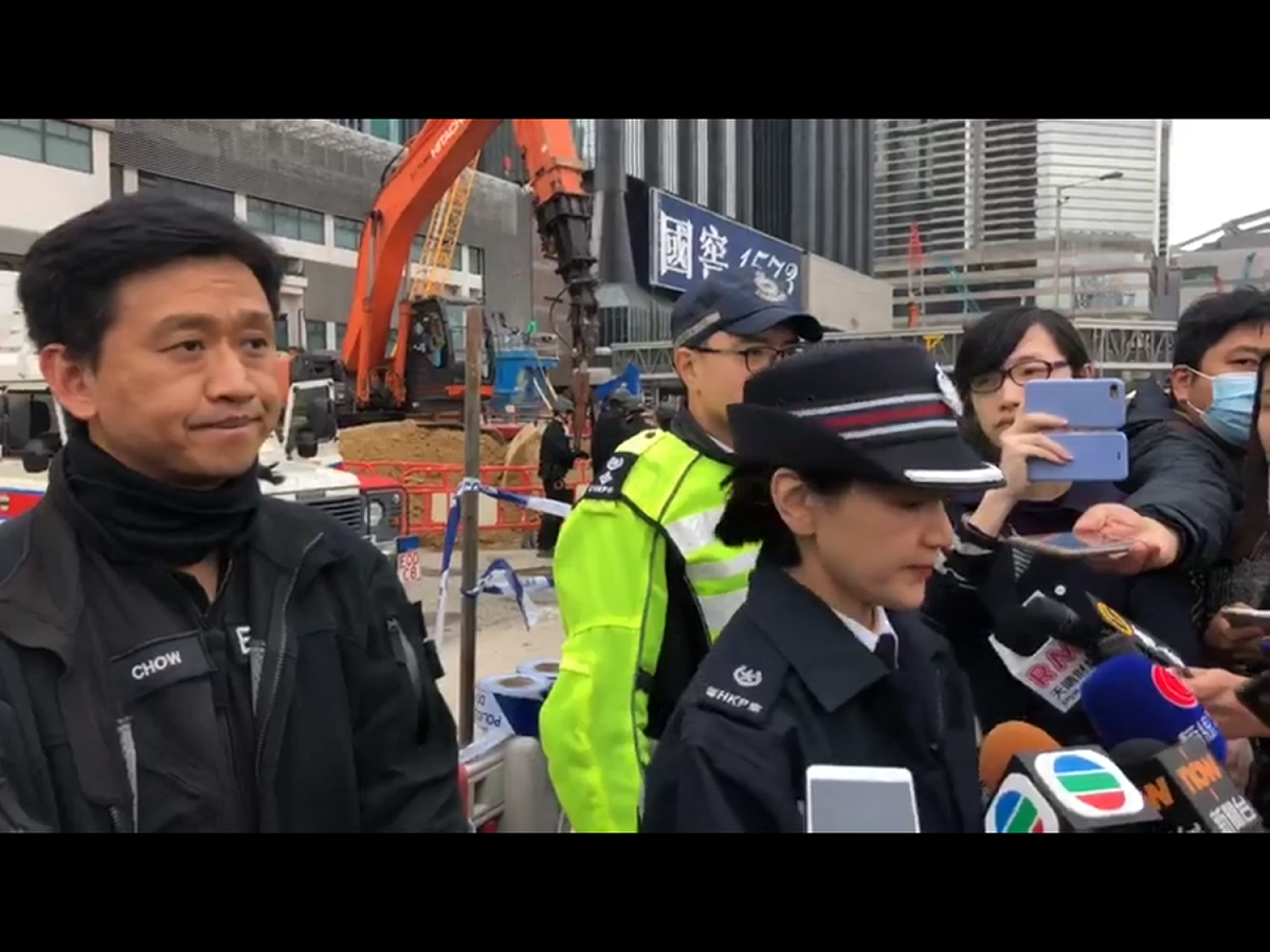 今日在灣仔沙中線地盤發現疑似二戰遺留美式空投炮彈，警方爆炸品處理課高級炸彈處理主任周錫健、灣仔分區指揮官郭美森警司，以及港島總區交通部署理高級警司朱基健等人，在現場向媒體作簡報。 圖：翻攝自香港警察（Hong Kong Police）臉書