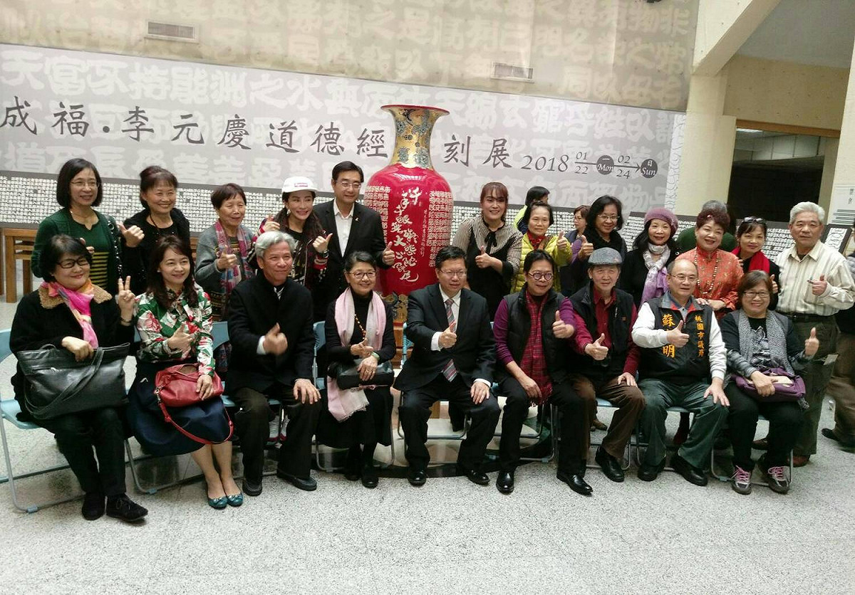 醫師藝術家梁成福瓷刻巨作20米《道德經》1/22-2/24在桃園市文化局一樓展出。 圖：桃園市府提供