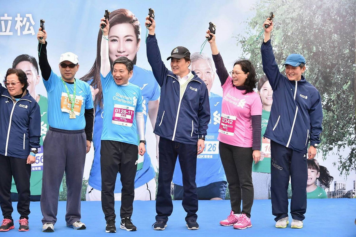 第五屆渣打公益馬拉松今(28)日登場，台北市副市長陳景峻鳴槍開跑。 圖：陳景峻/提供