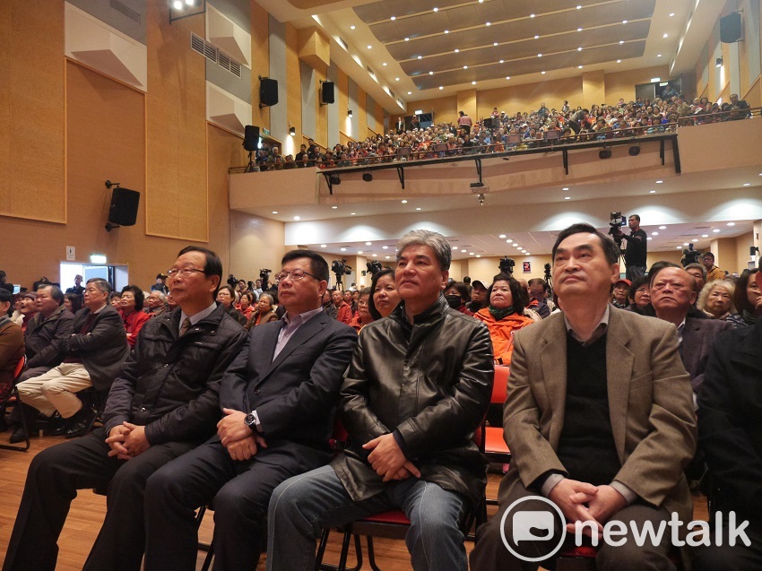 今天上午出席的來賓大多是周錫瑋擔任縣長任內的部屬，包含前台北縣長李鴻源與蔡家福，前環保局長、現任台北市副市長鄧家基，以及黨籍永和立委林德福。 圖：趙婉淳／攝