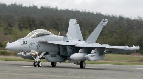 皇家澳洲空軍（RAAF）的EA-18G「咆哮者號」今(28)日起飛後起火燃燒，所幸無人傷亡。 圖：翻攝走在飛行這條路臉書