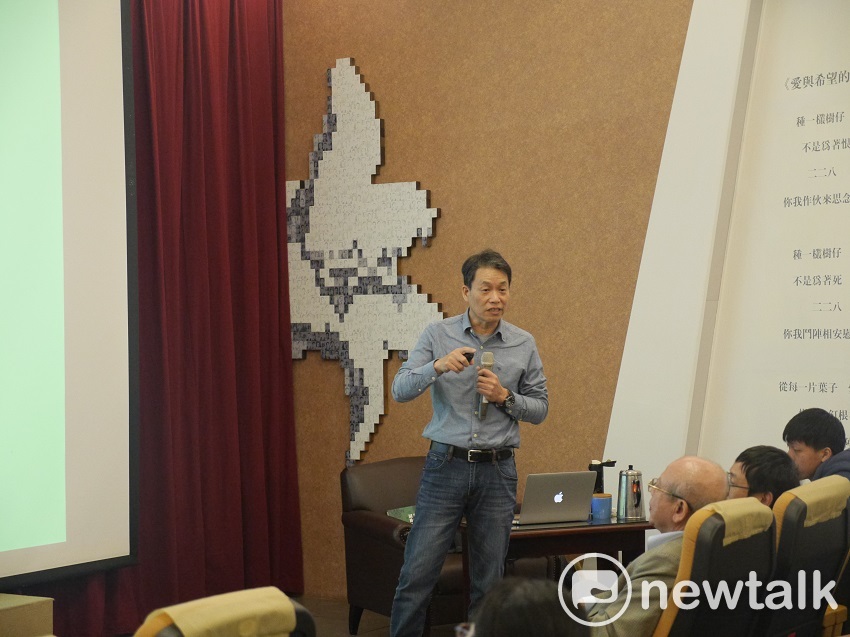 為紀念二二八事件71周年，二二八國家紀念館今（28）天邀請曾擔任民進黨黨部美術設計的邱萬興演講與導覽。 圖：趙婉淳/攝