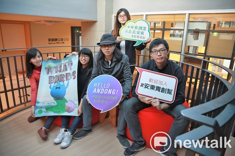 思爾克影像設計團隊是由五名青年，由左至右分別為郭諮蓁、江怡萱、張家豪、林崑庭以及馬千晨(後)所組成。 圖：朱泓任/攝