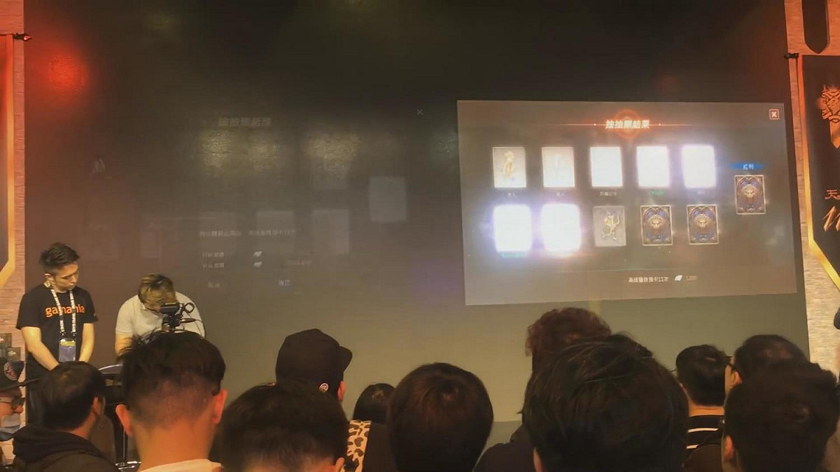整整10分鐘不限次數的抽卡，沒玩家抽得到「紅變」。又踫到遊戲斷線 ，在連線恢復後，主持人立即宣佈加碼十分鐘，就馬上有玩家抽到「紅變」。 圖：翻攝自 YouTube