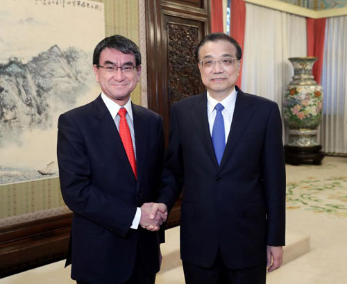 河野太郎(左)表示，日方願同中方相向而行，共同努力，進一步改善和深化日中關係。日方期待盡早舉行新一輪日中韓三國領導人會議，歡迎李克強總理正式訪問日本。 圖：翻攝自中國外交部網站