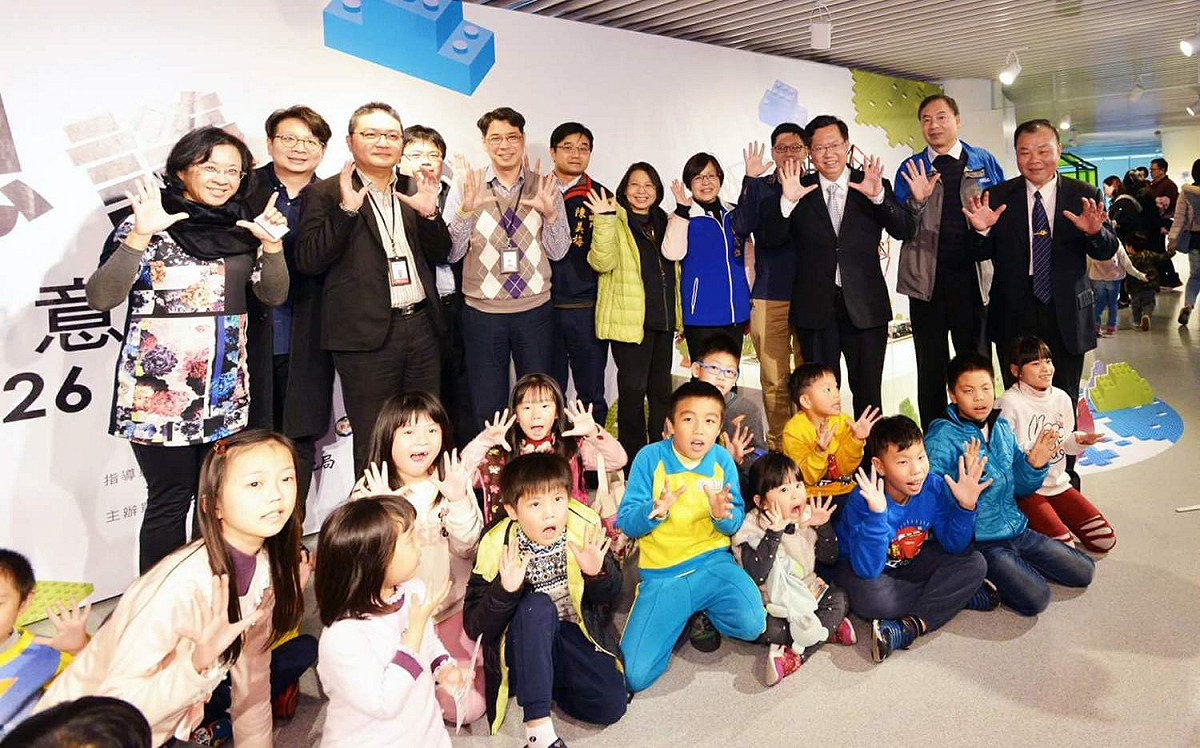 市長鄭文燦(右3)今（28）日下午前往兒美館出席開幕記者會時表示，兒美館在去（106）年6月開幕，營運以來，許多親子活動在兒美館舉行，而積木玩具不僅有樂趣，更能激發想像力，孩子們可用積木推積出許多形狀，玩出多種花樣。 圖：翻攝自鄭文燦臉書