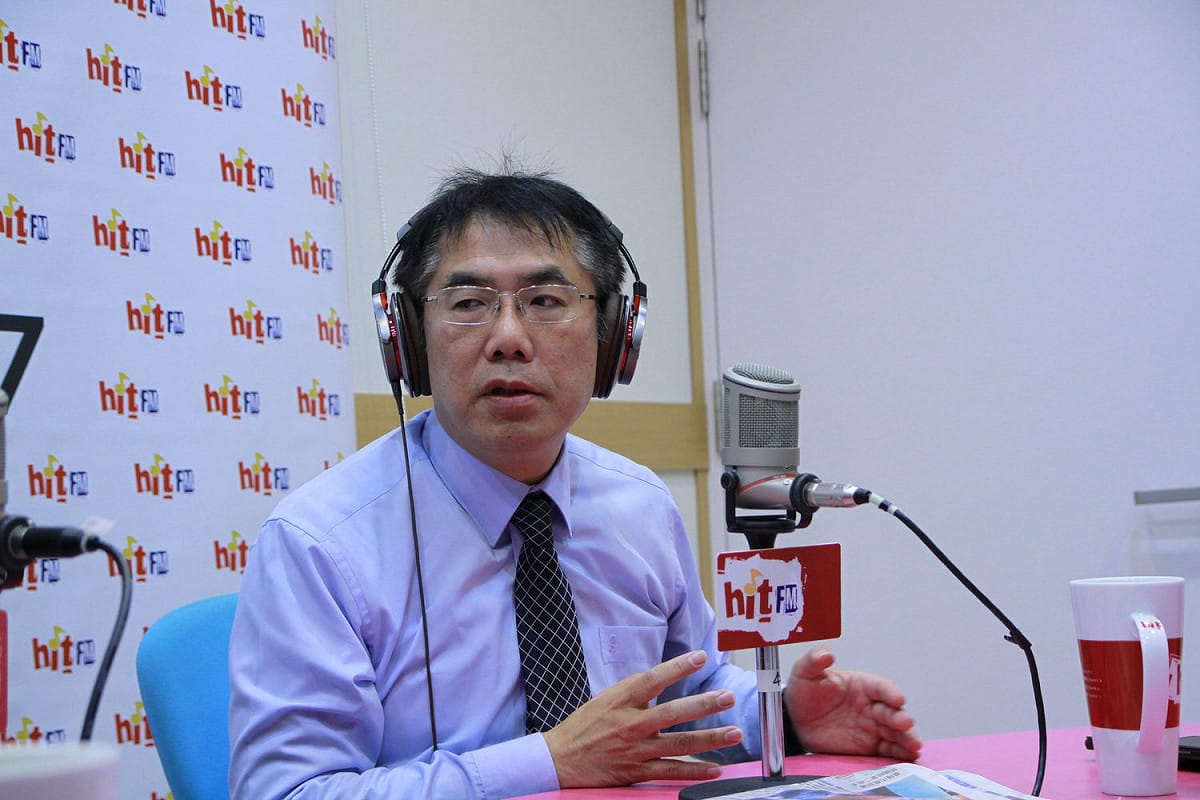 民進黨立委黃偉哲今（29）日受邀上廣播節目，被問到自己在台南市長初選成為眾矢之的時，他坦言自己夜晚常「含淚哭泣。」 圖：Hit Fm《蔻蔻早餐》製作單位提供