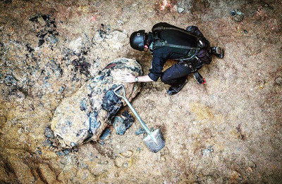 香港近日發掘出一枚懷疑屬於二戰時期的美式空投炮彈（圖），有軍事專家說，從軍事角度看，這枚炮彈以空投方式攻擊，實在是一個歷史謎團 圖：中央社/香港警方提供