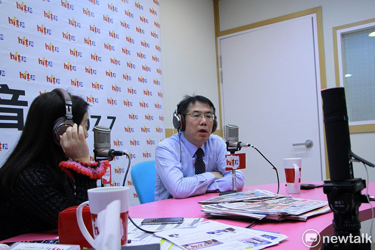 國民黨基隆市長初選昨天爆發民調爭議，市長人選遭「翻盤」，被問到是否擔心民調被操作？欲參選台南市長的民進黨立委黃偉哲今（20）日早上接受廣播節目訪問時坦言，自己沒有派系，當然擔心自己被翻盤。 圖：Hit Fm《蔻蔻早餐》製作單位提供