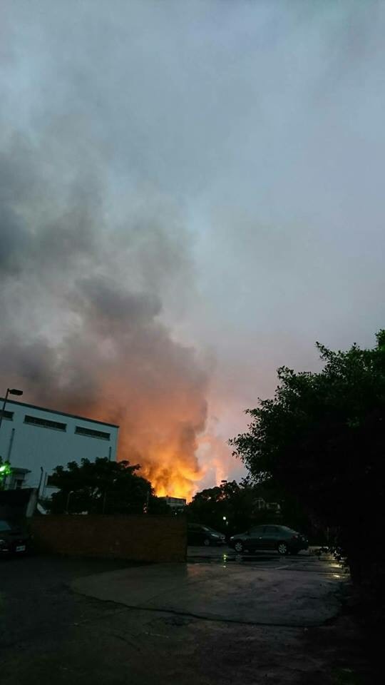 中油公司桃園龜山煉油廠今（29日）驚傳爆炸聲響，消防人員隨即趕赴現場滅火，現已完全控制。 圖：臉友陳宗智/提供