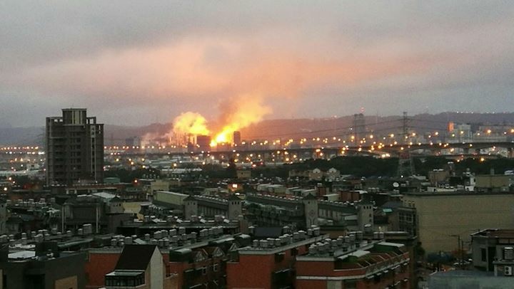 1996年桃園煉油廠發生氣爆事件，當時操作燃油煉製控制台，壓縮機內的氫氣逸入控制盤內而產生氣爆，導致一名員工死亡。1ㄩ29日清晨，再度發生大火意外。引發全面重新檢討標準作業流程（SOP）的聲浪。 圖：翻攝自蔡志揚臉書