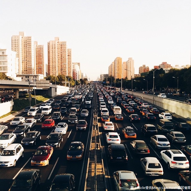 為維持春節期間車流順暢，高速公路局規劃交通疏導措施，包括收費措施、高乘載管制、匝道封閉、開放路肩、匝道儀控疏運措施。 圖：Flickr提供Ming-Lun Hsieh開放權限