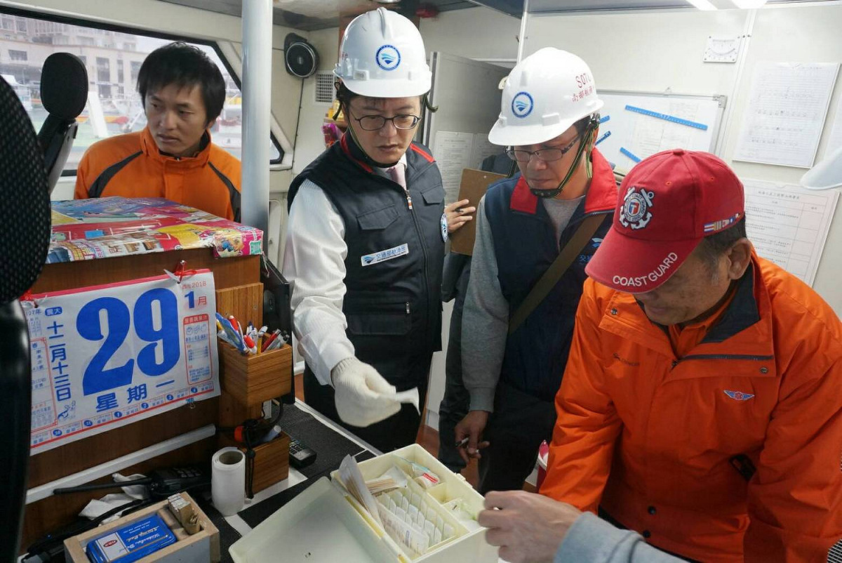 航港局副局長陳賓權(左二)於澎湖抽查南海之星2號。 圖：航港局/提供