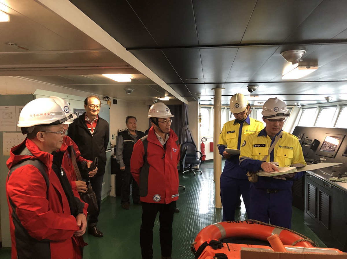航港局副局長劉志鴻(中)於基隆抽查臺馬之星。 圖：航港局/提供