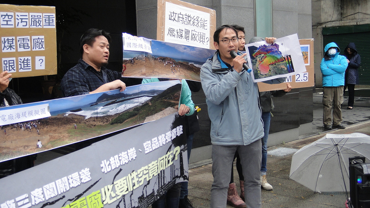 生態獨立研究者梁怡碩表示，深澳岬為未受破壞的自然海岸，同時為完整的單面山岬角，砂質地層結構傾斜，由陸域延伸至深澳灣內，是一完整的地質結構。興建防坡堤的構築，將對自然海岸、地質完整性與水下生態及自然景觀破壞甚鉅。 圖： 綠色公民行動聯盟／提供