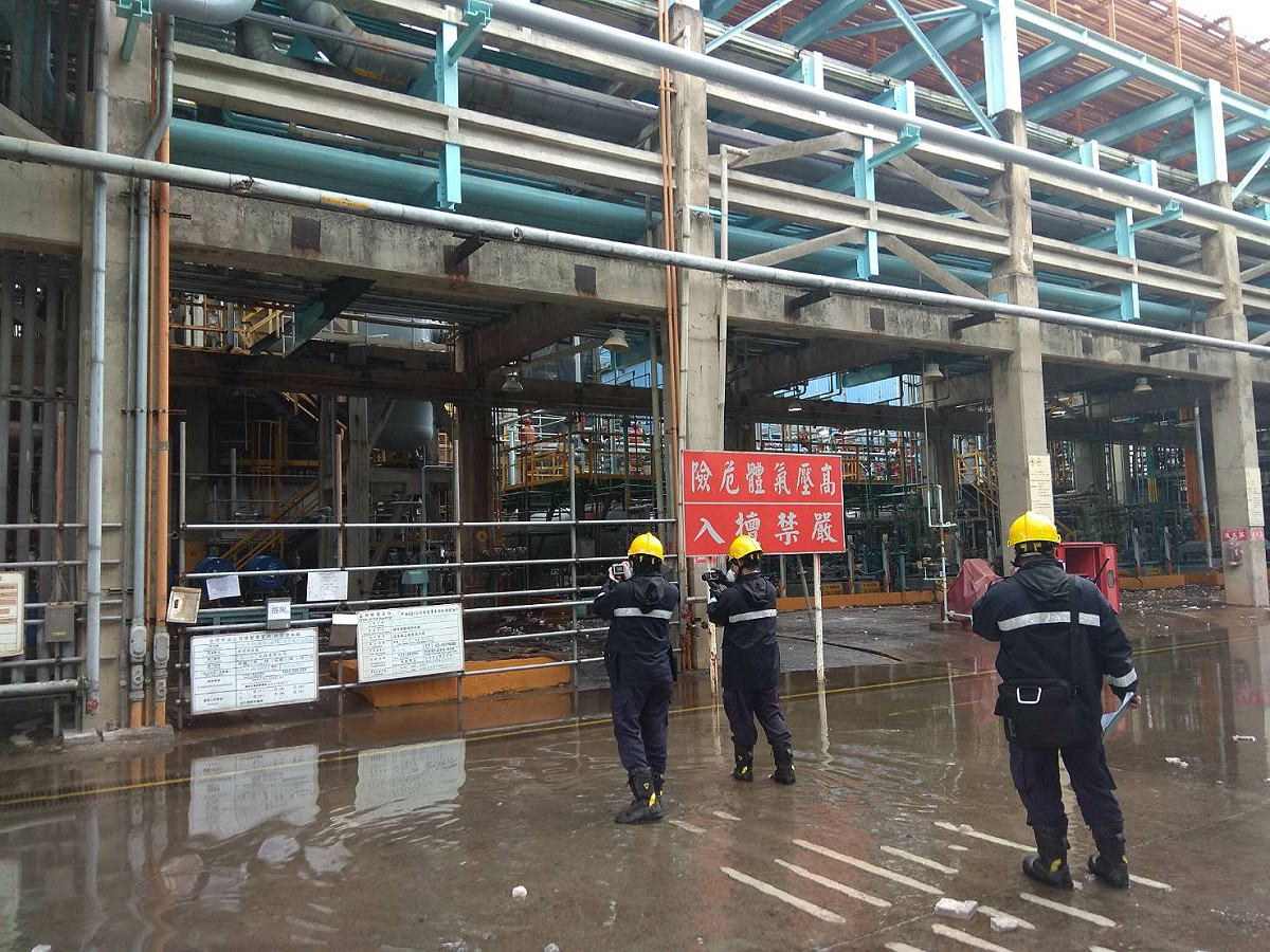 中油桃園煉油廠第二柴油加氫脫硫工廠重大工安事件，桃園市政府環保局人員至現場以火焰離子化偵測器(FID)，檢測中油桃煉廠火災事故現場的揮發性有機物(VOCs)約1.7ppm，對比於加油站的作業環境中，空氣裡的甲苯、二甲苯容許濃度標準是100ppm，目前現場的VOCs濃度並不高。 圖:桃園市府提供