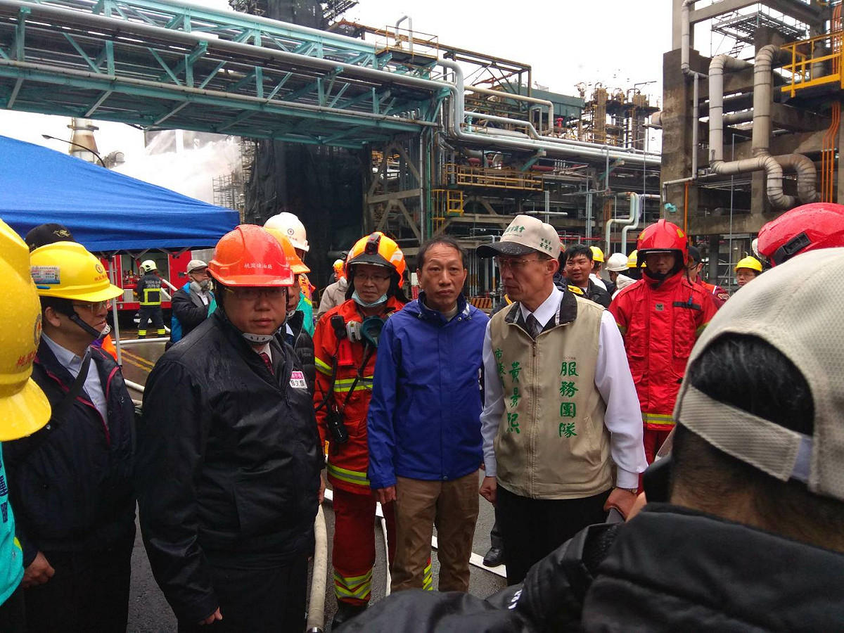 中油桃園煉油廠第二柴油加氫脫硫工廠重大工安事件，桃園市政府環保局人員至現場以火焰離子化偵測器(FID)，目前現場的VOCs濃度並不高。 圖:桃園市府提供