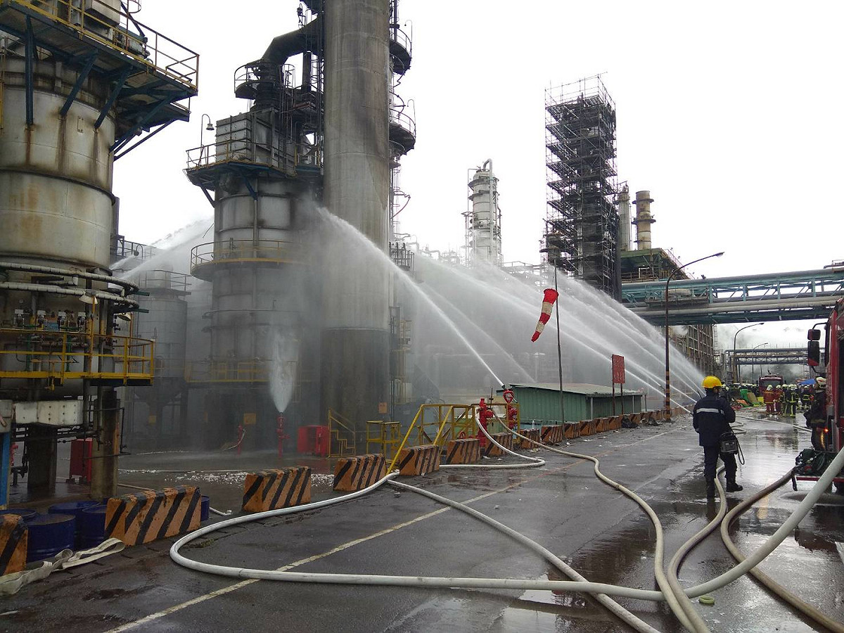 中油桃園煉油廠第二柴油加氫脫硫工廠重大工安事件，桃園市政府環保局人員至現場以火焰離子化偵測器(FID)，環保署化學局應變隊人員及北區督察大隊莊大隊長，陸續到達現場，協助支援環保局處理後續監測及應變事宜，民眾毋須過度擔心。 圖:桃園市府提供