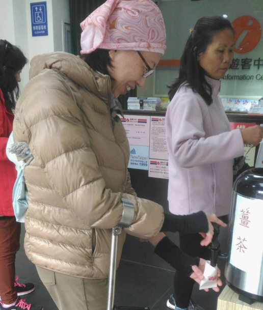 遊客中心提供旅客薑茶熱飲。 圖：新北市政府/提供