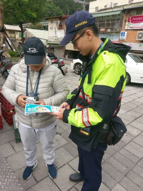 執勤員警提供防寒保健文宣關懷市民。 圖：新北市政府/提供