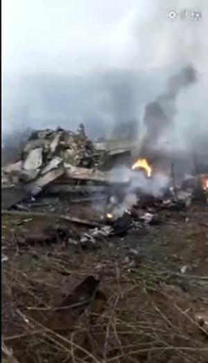 這起疑似軍機墜機事件，已經造成至少40人罹難。 圖 : 翻攝自新京報網頁