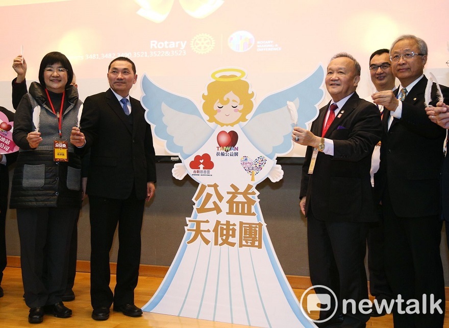 「台灣扶輪公益網」與新北市「實物銀行」結盟滿一週年，新北市副市長侯友宜今天頒發感謝狀給扶輪公益天使。 圖：王峻昌/攝