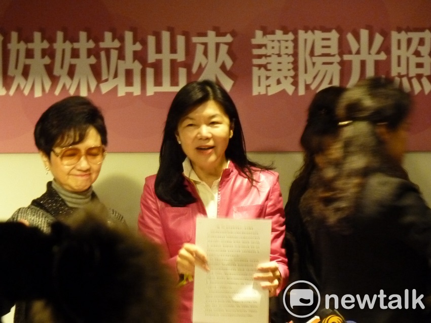 婦聯會常委潘維剛（中）今（30）日在多名婦聯會會員與律師葉慶元、前主委辜嚴卓雲委任律師嵇珮晶等人的陪同下召開記者會。 圖：謝莉慧／攝