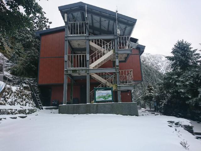 玉管處將於登山入口加強查核，加上排雲山莊現場進行柔性勸導山友，請登山朋友們配合，並隨時視天候狀況隨時調整管制措施，以維護登山朋友的安全及確保登山平安。 圖：玉山國家公園官網提供