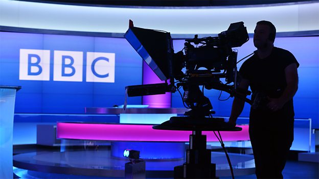 英國廣播公司（BBC）裡的女性員工不滿做同樣的工作、薪資卻低於男性，並指控主管階層誤導有關她們的「薪事」，以隱匿公廣媒體BBC內普遍存在的性別歧視。 圖 : 翻攝自youth village Kenya