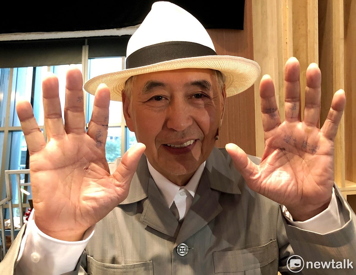 今天的彩排記者會，柯一正怕忘詞，還將小抄寫在手上。 圖/張大魯攝