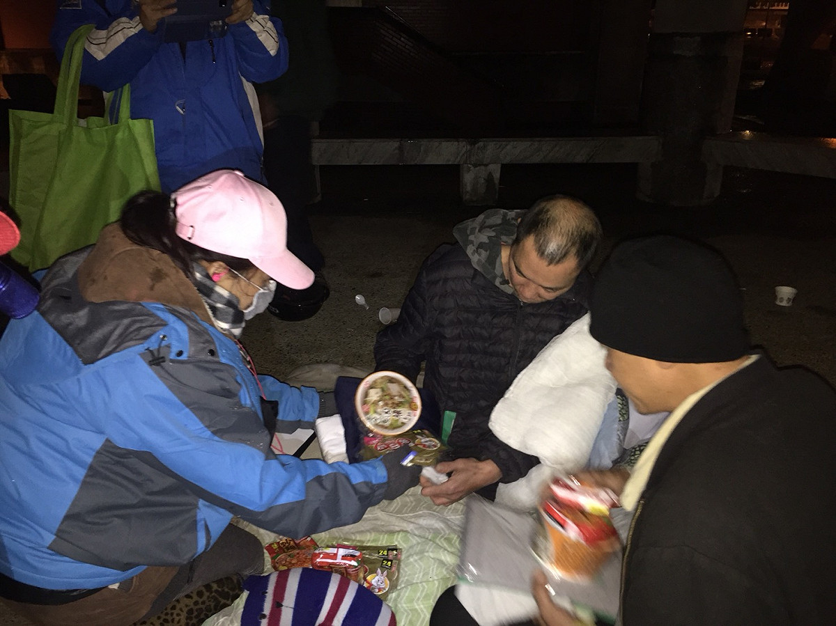 為了關懷弱勢團體，桃園市社會局設置了街友外展服務中心，提供街友們必要食物、禦寒物品、緊急庇護及外展資訊，另外，對於老、病致生活無法自理之街友，社會局也協助安置於社福機構。 圖：桃園市政府／提供