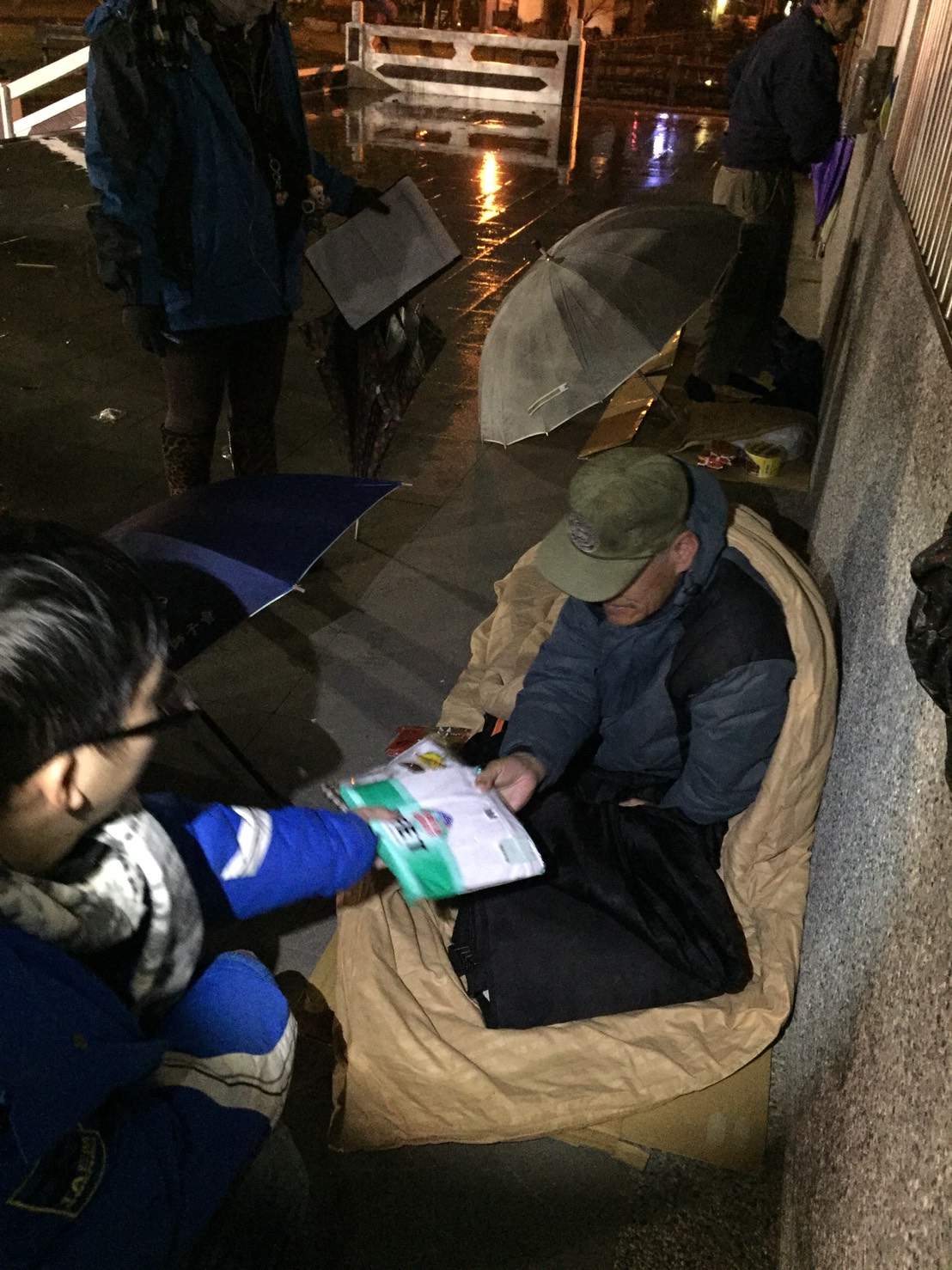 呼籲民眾，如果發現街友或民眾受寒路倒情事，請立即撥打119通報以協助救護。 圖：桃園市政府／提供