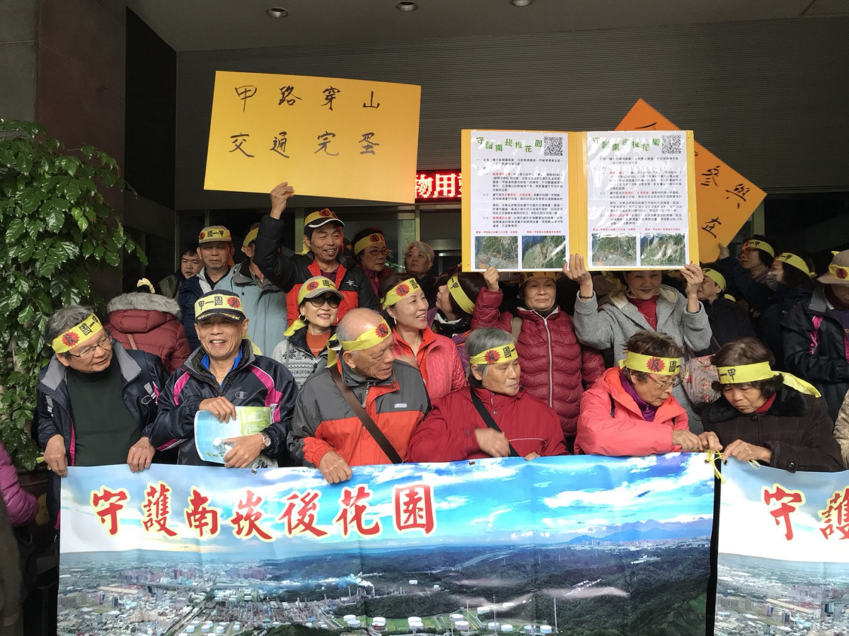 國工局今 (30) 日召開「國一甲範疇界定第二次延續會議」，反對團體在會場外面拉布條抗議，要求興建案全案退回。 圖：桃園國一甲反興建聯盟/提供