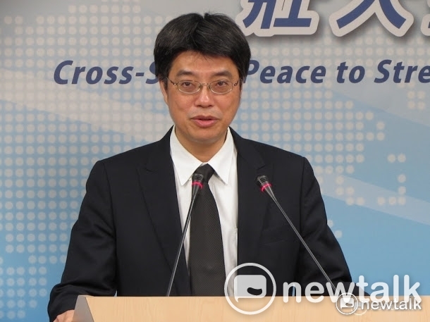 中國東方、廈門兩家航空公司今天宣布取消兩岸春節加班機，陸委會晚間呼籲確保已訂位旅客權益。圖為陸委會發言人邱垂正。    圖：新頭殼資料照片