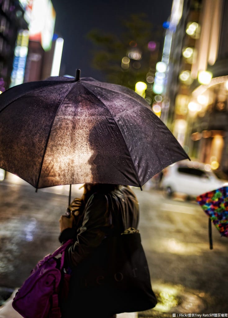 中央氣象局表示，今（28）日東北季風影響，南方雲系北移帶來較多的水氣，各地都有局部短暫雨。 圖：Flickr提供Trey Ratcliff開放權限