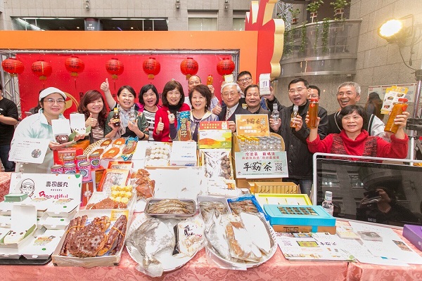 今年年貨大街活動同樣也結合各商家推出各項獎品活動。 圖：台北市商業處提供