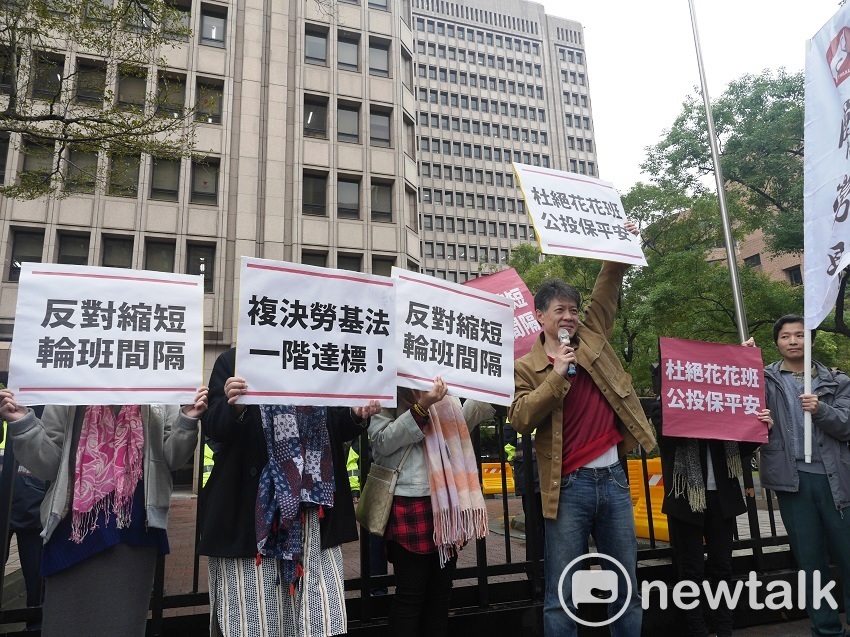 醫勞盟上午赴中選會遞交提案連署書，希望能在8月底跨越29萬第二階段門檻，結合年底大選來投票。 圖：趙婉淳／攝