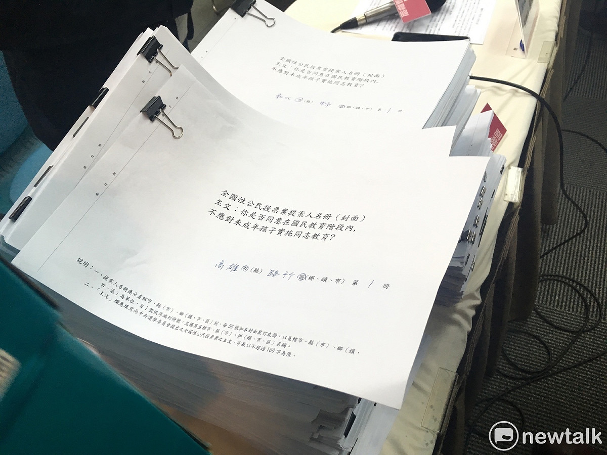 曾獻瑩說，已經蒐集到的3078份連署書將送到中選會審核。 圖：黃韋銓/攝