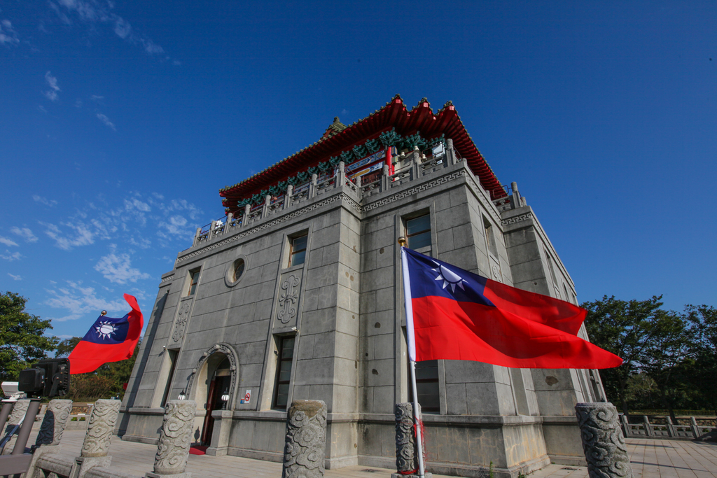 上個世紀，金門曾經叱吒一時，扭轉國共內戰局勢的古寧頭戰役，型塑美國圍堵戰略而名震遐邇的八二三炮戰，都曾讓這個花崗岩小島被讚譽為”海上堡壘”；如今隨著世界局勢的改變，兩岸交流的日益熱絡，這個曾經是國共對立的前哨戰，已然隱沒為一座面積為一五Ｏ平方公里的海上樂園。 圖: 翻攝自金門觀光旅遊局