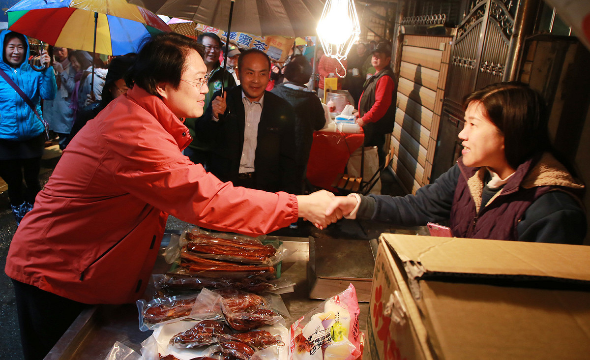 基隆市長林右昌今日走訪富貴市場及中正路勝利巷暫時設攤區，向攤商拜早年。 圖：基隆市政府 / 提供