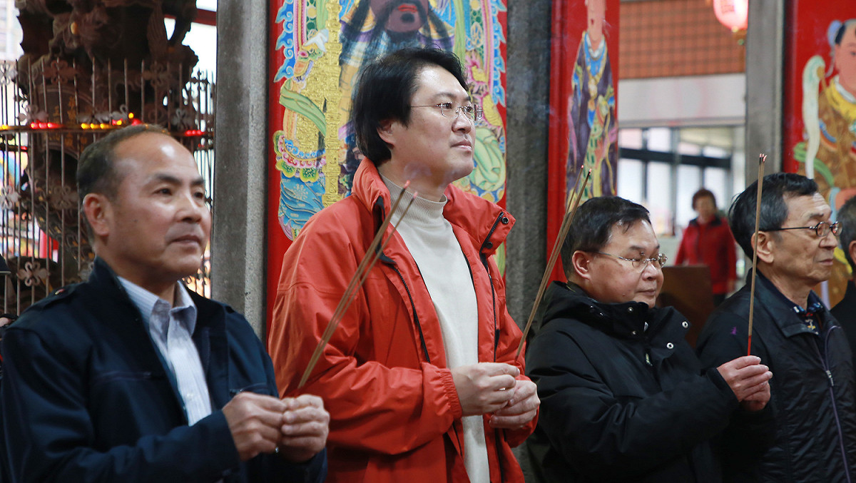 林右昌前往天德宮參拜，祈求今年國泰民安、風調雨順。 圖：基隆市政府 / 提供