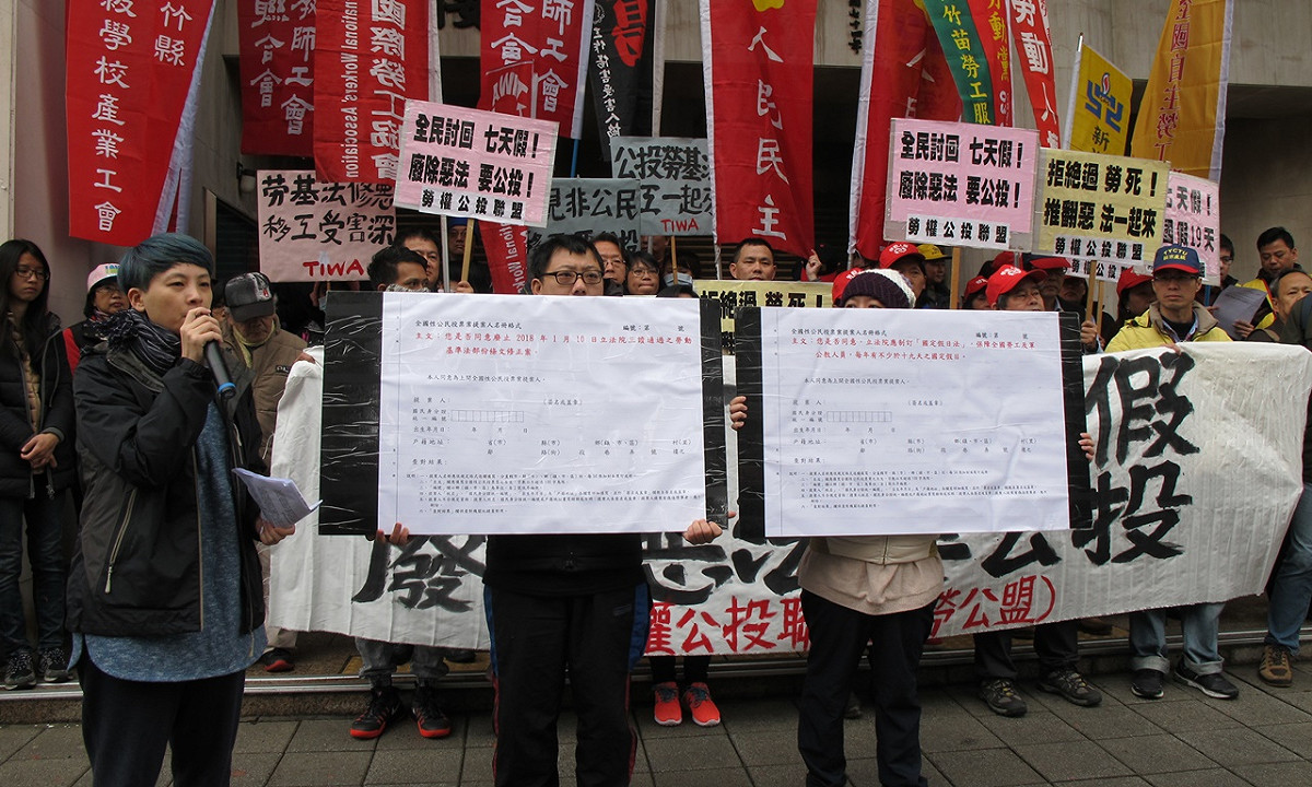 勞權公投聯盟31日舉行記者會提出兩項勞權的公民投票案。 圖：林朝億/攝
