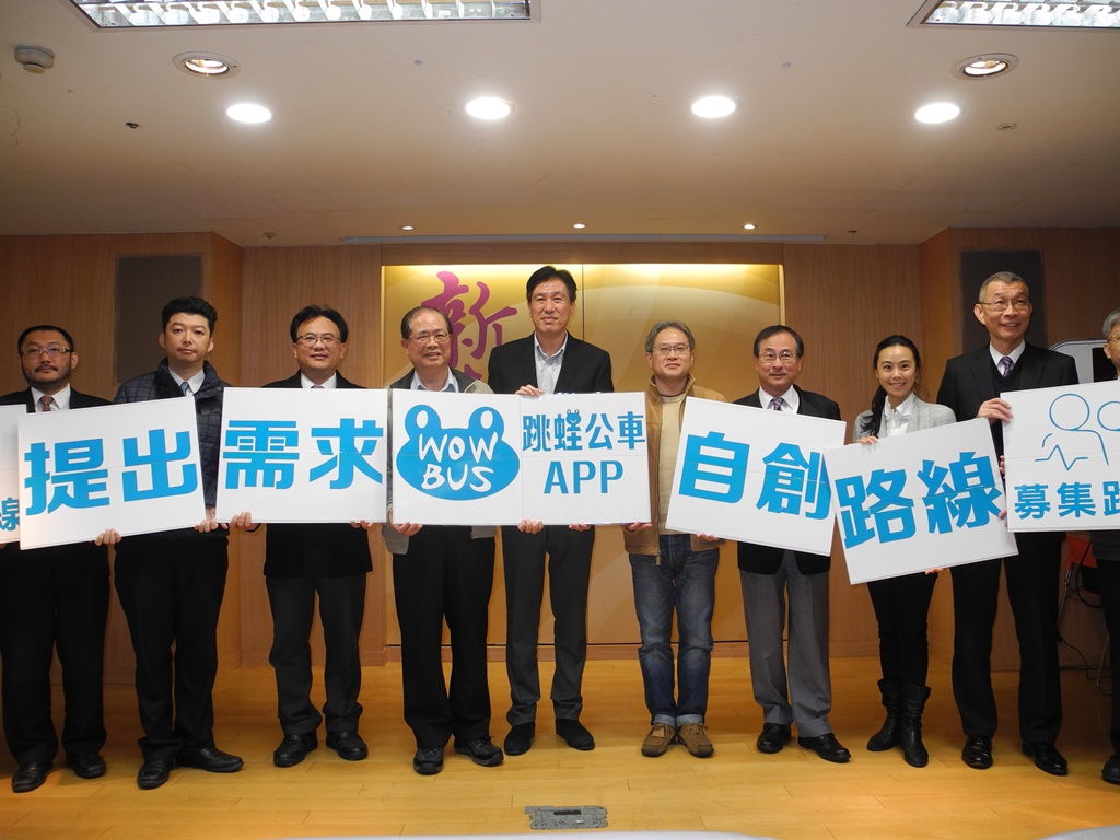 全國首創的「跳蛙公車APP」，可讓民眾自己規劃需要的公車路線，只要募集到20人，路線就會在20天內開通行駛。 圖：王峻昌/攝
