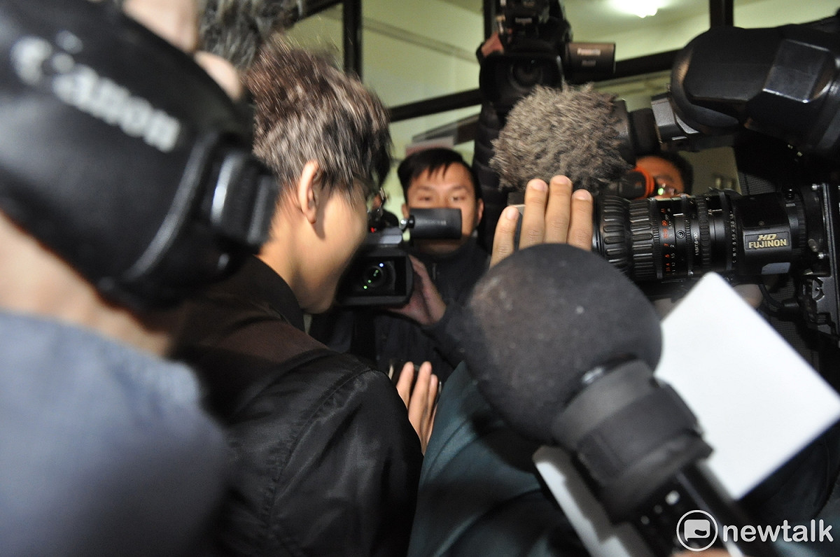 台大21位遴選委員中，唯一的學生代表、台大學生會會長林彥廷今天也出席了會議，對於媒體的追問，他只回答:「不要為難我」 圖:陳香蘭／攝